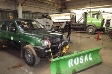 Mașinile de teren dotate cu lamă si sărăriță din SUA, noile arme ale Rosal în lupta cu zăpada și ghețușul de pe străzi