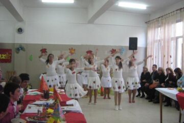 Ateliere de creație și spectacol cu copii aflați în dificultate, la Gura Humorului