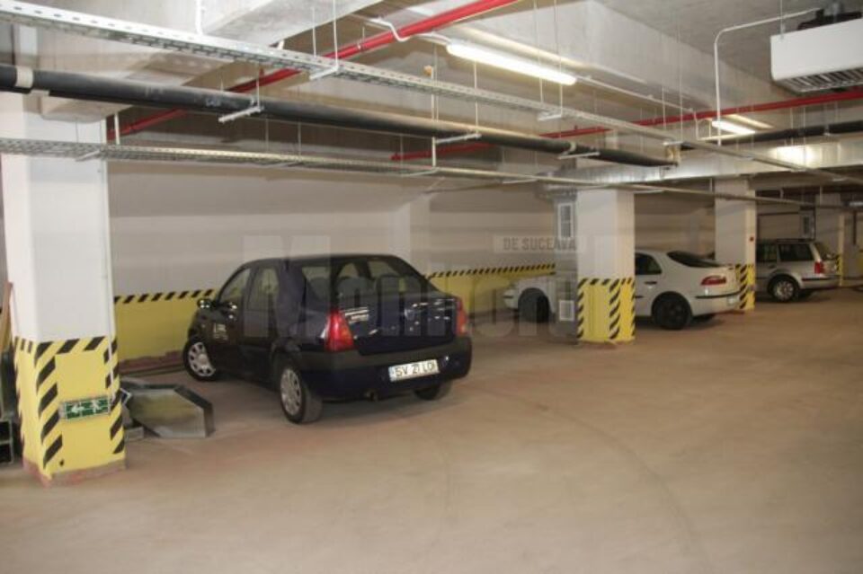Municipalitatea vrea să-i determine pe șoferi să folosească locurile gratuite din parcarea subterană