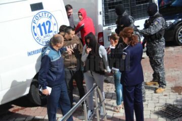 Gabriela C. a ajuns, din fața unei camere web prin care făcea sex virtual, într-o celulă a IPJ Suceava