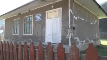 Construită în 1938, Școala Primară din sat se află într-o stare avansată de degradare
