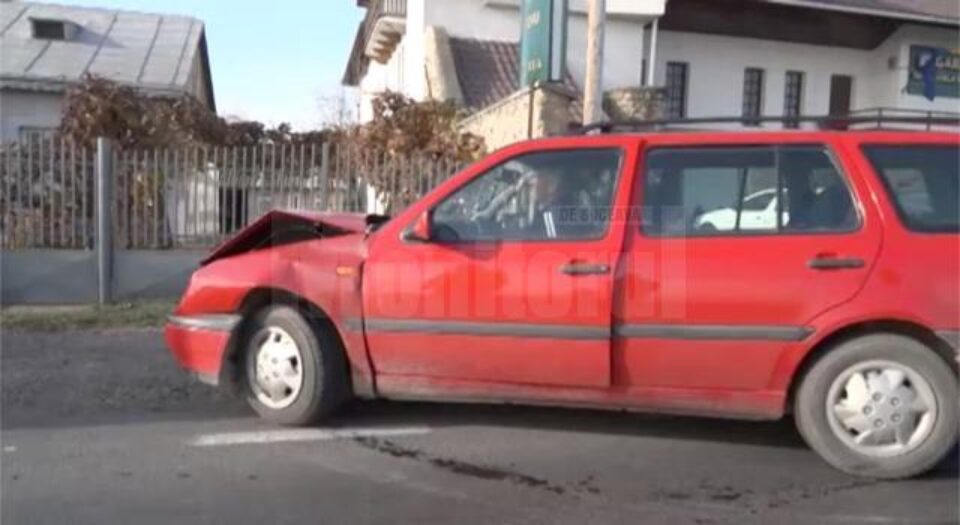 Constantin Huțupaș, susțin polițiștii, a ieșit cu un Renault din parcarea instituției, fără să se asigure, izbind un autoturism VW Golf