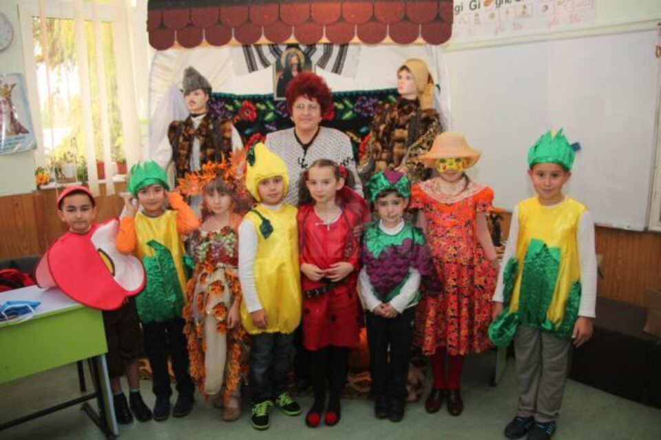 Elevii au înfățișat felurite personaje din grădina de legume, din livada de fructe sau din grădina cu flori