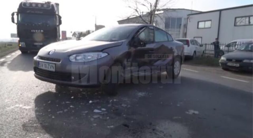 Constantin Huțupaș, susțin polițiștii, a ieșit cu un Renault din parcarea instituției, fără să se asigure, izbind un autoturism VW Golf