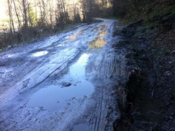 Drumul ce duce la Dârmoxa este aproape impracticabil, elevilor fiindu-le imposibil să facă naveta la Broșteni