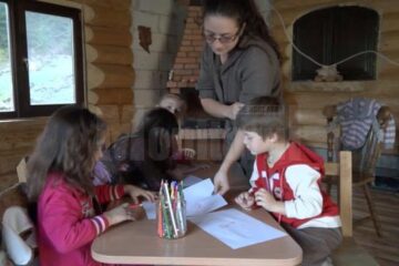 Pentru învățătoarea din sat, școala sau acasă, serviciu sau cămin, au devenit sinonime