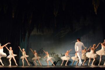 Spectacolul de balet „Lacul Lebedelor”, pe scena Casei de Cultură