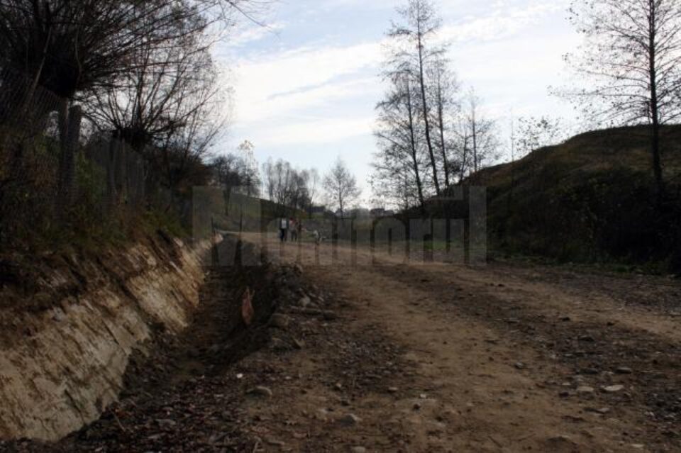 Drumurile de exploatație agricolă vor fi asfaltate cu bani europeni. Deocamdată s-au săpat rigolele de scurgere a apei