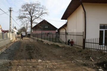 Modernizarea drumului din jurul Școlii Remezău se face cu bani din sponsorizări
