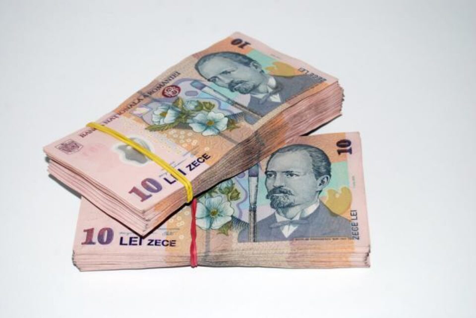 Tânăra a cerut ajutorul poliției după ce, apelând la serviciile unei „vrăjitoare”, a rămas fără 2.000 de lei. Foto: Arhivafoto.ro Tânăra a cerut ajutorul poliției după ce, apelând la serviciile unei „vrăjitoare”, a rămas fără 2.000 de lei. Foto: Arhivafoto.ro