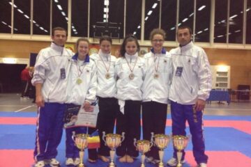 Diana Crainiciuc, prima din stânga, și Laura Reuț, ultima din dreapta, la finalul competiției din Elveția