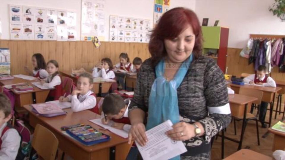 Profesorii din aproximativ 200 de școli din județ vor intra la clasă purtând banderole albe în jurul brațului