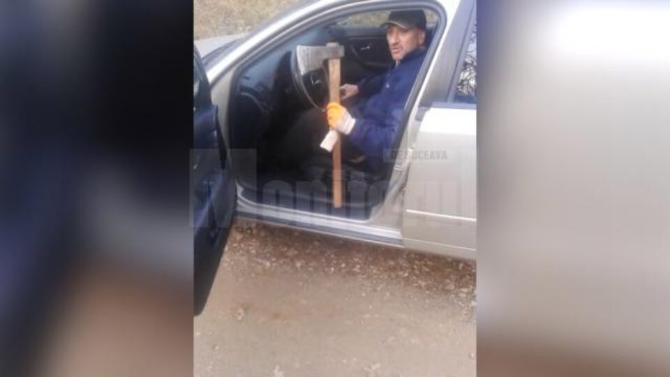 Marinică Aelenei cu toporul în mână în mașina pădurarului