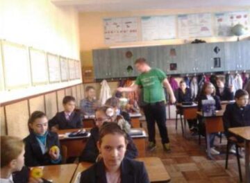 Elevii Colegiului „Vasile Lovinescu” au împărțit mere trecătorilor