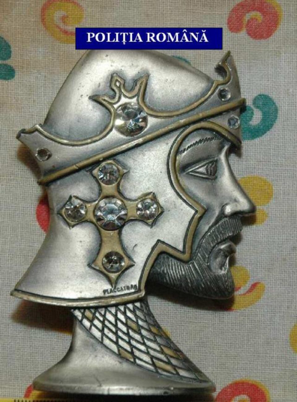 Statuetă în profil din metal de culoare argintie cu inserții metalice