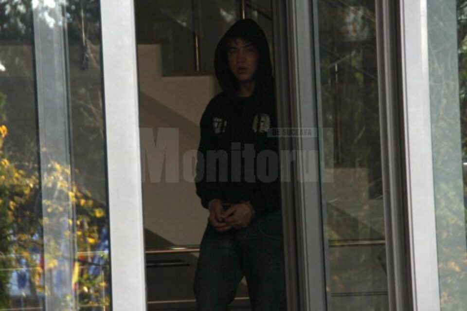 Andrei Sava (18 ani), scos cu cătușe la mâini din sediul Parchetului de pe lângă Judecătoria Suceava Andrei Sava (18 ani), scos cu cătușe la mâini din sediul Parchetului de pe lângă Judecătoria Suceava