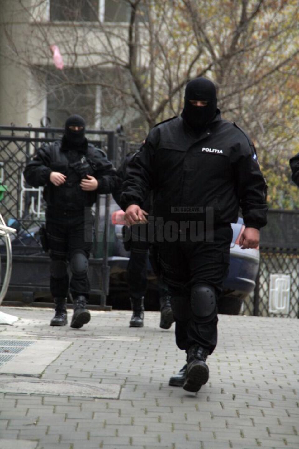 Mascații poliției au fost atacați de către bărbatul pe care vroiau să-l încătușeze Mascații poliției au fost atacați de către bărbatul pe care vroiau să-l încătușeze