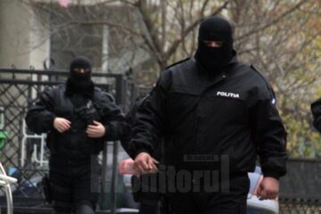 Mascații poliției au fost atacați de către bărbatul pe care vroiau să-l încătușeze