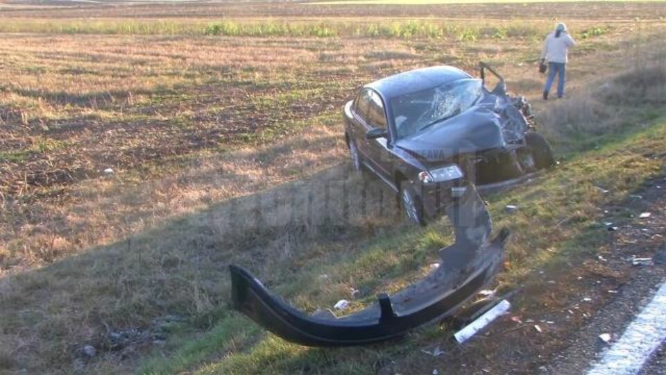 Autotren răsturnat și două mașini avariate, după un accident rutier la Vadu Moldovei