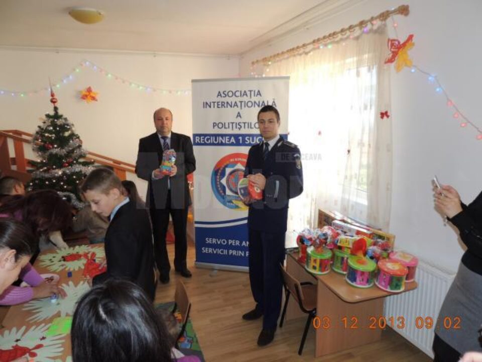 Polițiștii suceveni au oferit jocuri și jucării copiilor cu autism