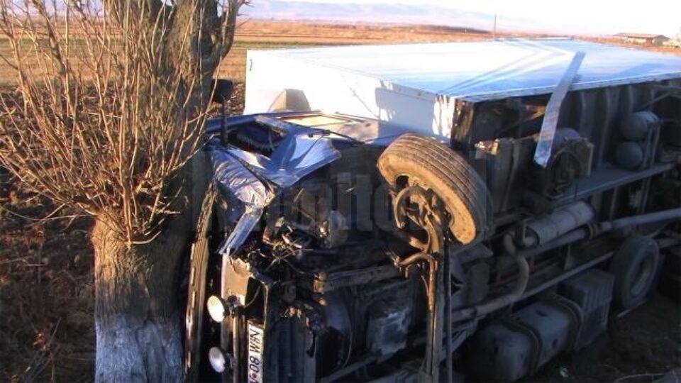 Autotren răsturnat și două mașini avariate, după un accident rutier la Vadu Moldovei
