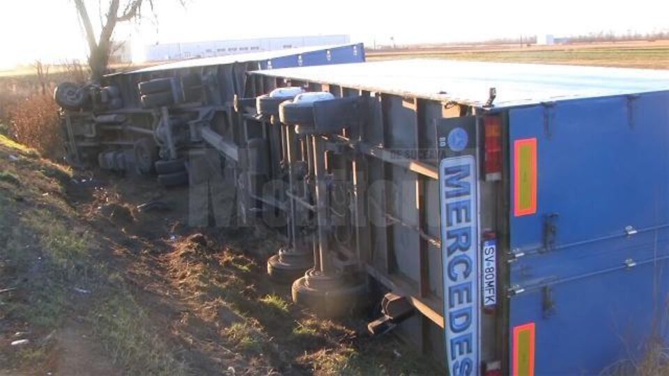 Autotren răsturnat și două mașini avariate, după un accident rutier la Vadu Moldovei