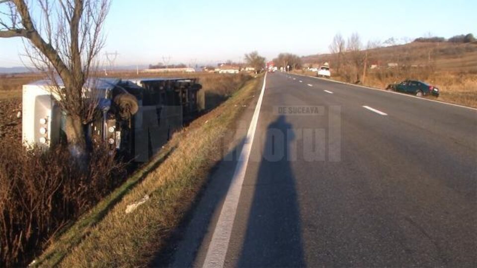 Autotren răsturnat și două mașini avariate, după un accident rutier la Vadu Moldovei