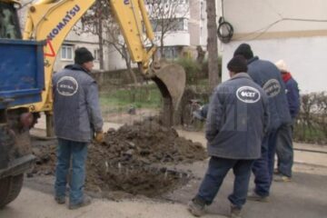 În căutarea sursei infiltrațiilor de apă, cei de la ACET au tot săpat ieri, dar fără vreun rezultat concret
