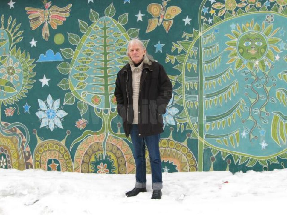 Cornel Dan și pictura parietală pe care a realizat-o la terasa barului din George Enescu Cornel Dan și pictura parietală pe care a realizat-o la terasa barului din George Enescu