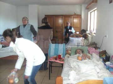 Copiii au colindat și le-au oferit bătrânilor daruri