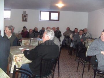 Copiii au colindat și le-au oferit bătrânilor daruri