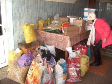 Copiii au colindat și le-au oferit bătrânilor daruri