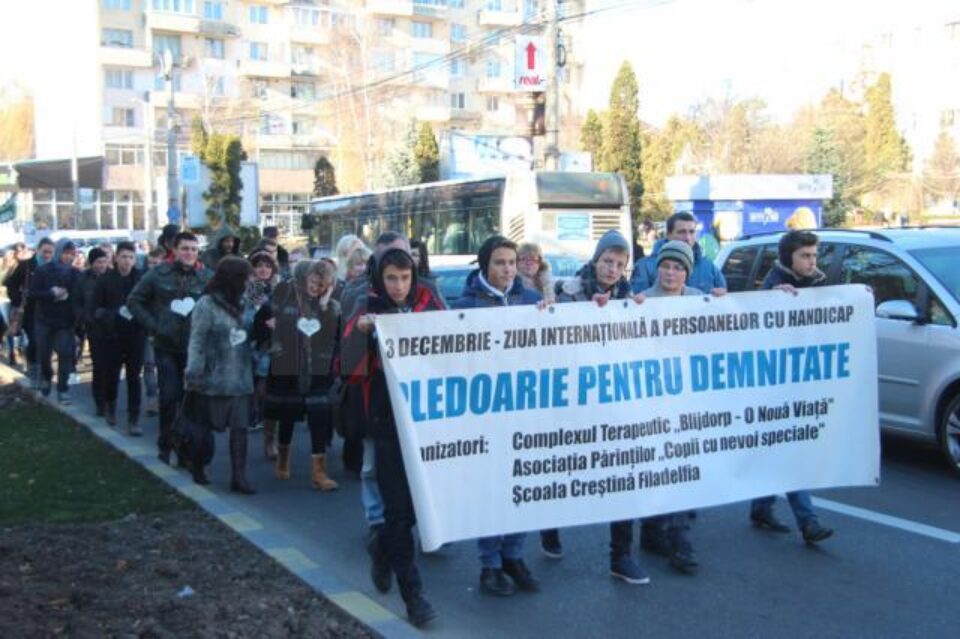 Sute de persoane au participat ieri la Marșul „Pledoarie pentru demnitate”