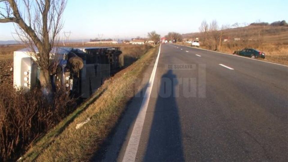 Autotrenul s-a răsturnat și s-a oprit într-un copac
