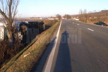 Autotrenul s-a răsturnat și s-a oprit într-un copac