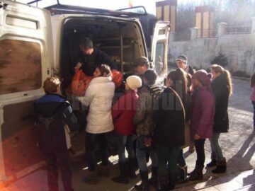 Copiii au colindat și le-au oferit bătrânilor daruri