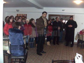 Copiii au colindat și le-au oferit bătrânilor daruri