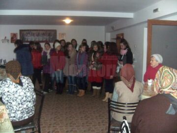 Copiii au colindat și le-au oferit bătrânilor daruri