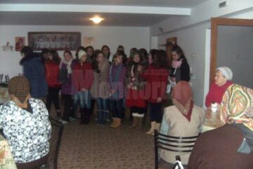 Copiii au colindat și le-au oferit bătrânilor daruri