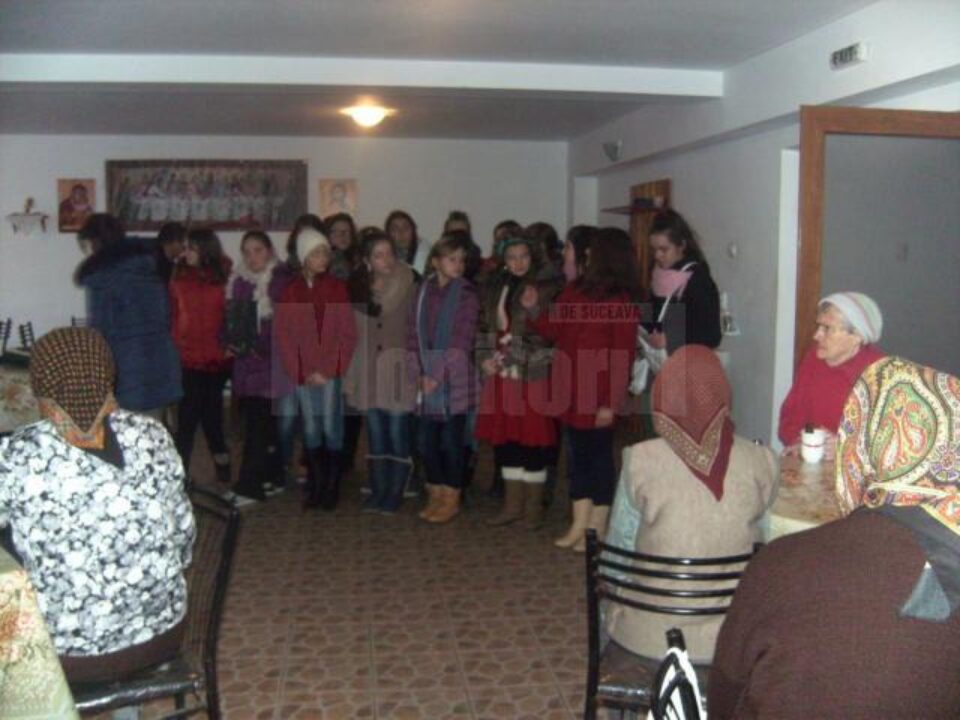 Copiii au colindat și le-au oferit bătrânilor daruri Copiii au colindat și le-au oferit bătrânilor daruri