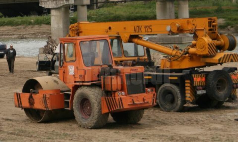 Percheziții la locuințele mai multor afaceriști din zona Rădăuți, suspectați de afaceri ilegale cu utilaje de un milion de euro