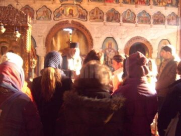 Copiii au colindat și le-au oferit bătrânilor daruri