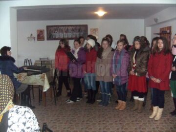 Copiii au colindat și le-au oferit bătrânilor daruri