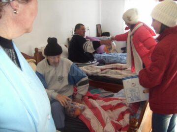 Copiii au colindat și le-au oferit bătrânilor daruri