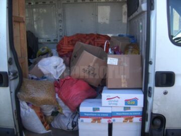 Copiii au colindat și le-au oferit bătrânilor daruri