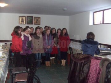 Copiii au colindat și le-au oferit bătrânilor daruri