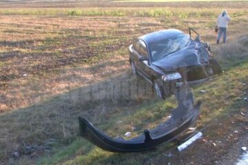 Un autotren intrat în depășire a lovit două autoturisme și s-a răsturnat