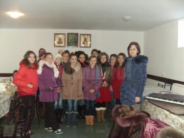 Copiii au colindat și le-au oferit bătrânilor daruri