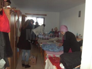 Copiii au colindat și le-au oferit bătrânilor daruri