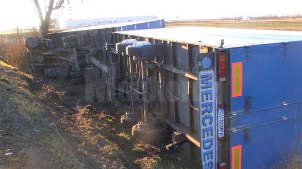 Un autotren intrat în depășire a lovit două autoturisme și s-a răsturnat